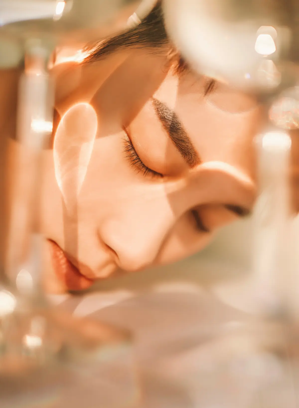 触摸头发的微笑女性